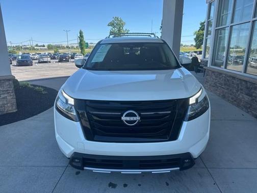 White 2023 Nissan Pathfinder SL