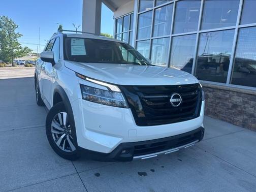 White 2023 Nissan Pathfinder SL