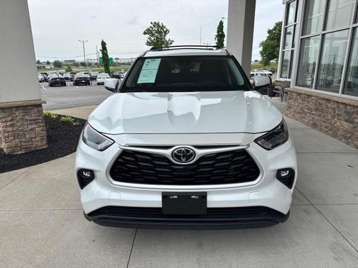 White 2023 Toyota Highlander XLE