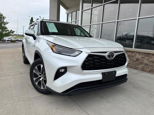 White 2023 Toyota Highlander XLE