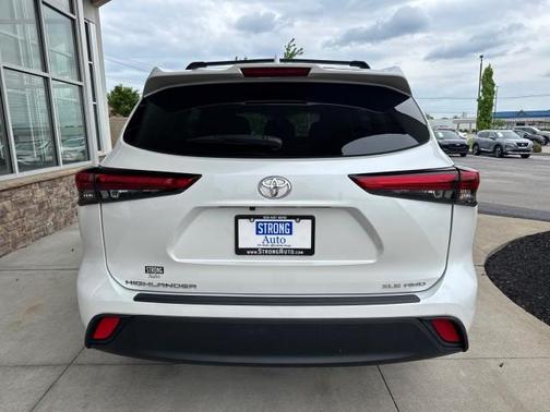 White 2023 Toyota Highlander XLE