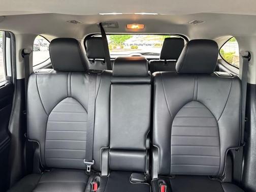 White 2023 Toyota Highlander XLE