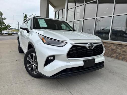 White 2023 Toyota Highlander XLE