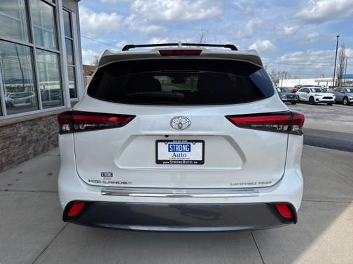 White 2023 Toyota Highlander Limited