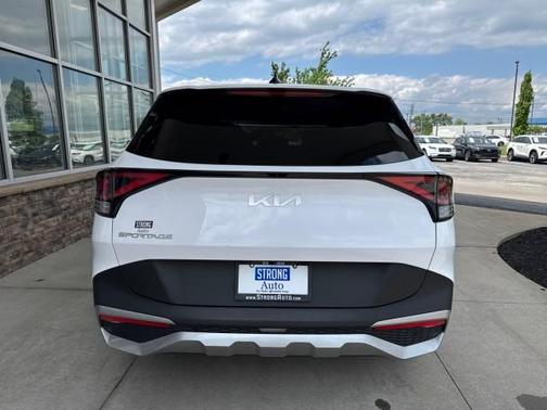 White 2023 Kia Sportage EX