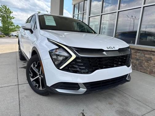 White 2023 Kia Sportage EX SUV