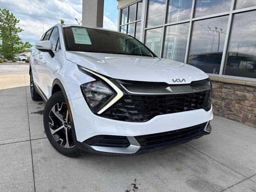 White 2023 Kia Sportage EX