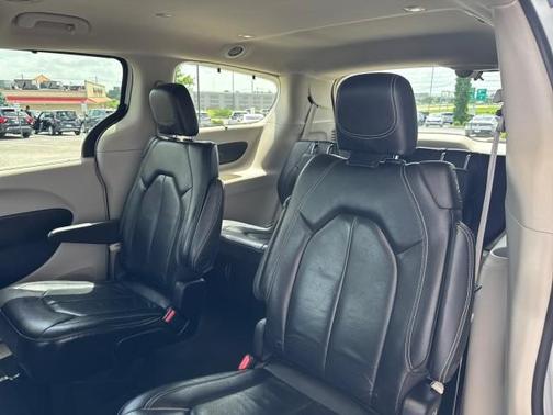 White 2022 Chrysler Pacifica Touring-L