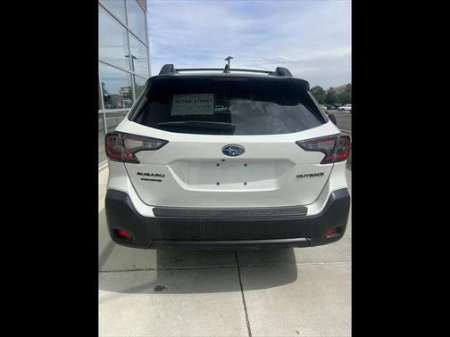Crystal White Pearl 2024 Subaru Outback Onyx Edition