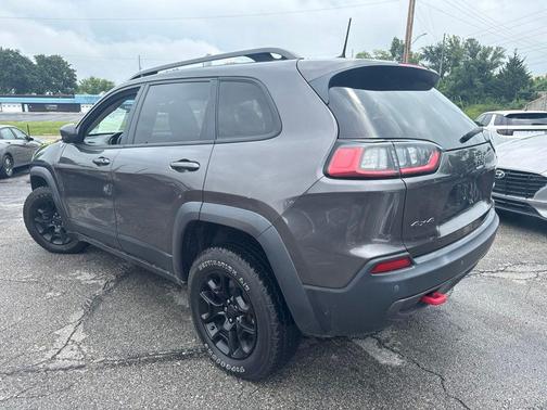 Granite Crystal Metallic Clearcoat 2019 Jeep Cherokee Trailhawk