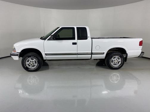 Olympic White 2003 Chevrolet S-10 Base