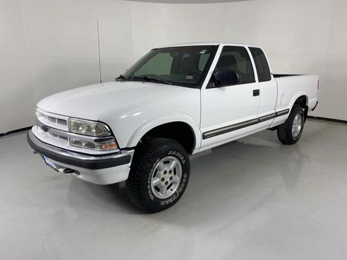Olympic White 2003 Chevrolet S-10 Base