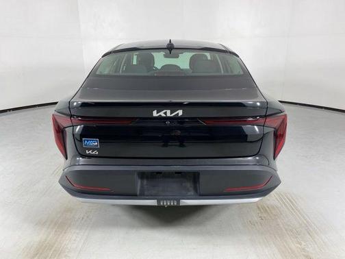 Aurora Black Pearl 2025 Kia K4 LXS