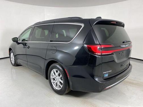 Brilliant Black Crystal Pearlcoat 2022 Chrysler Pacifica Touring L