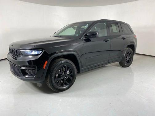 Diamond Black Crystal Pearlcoat 2024 Jeep Grand Cherokee Altitude