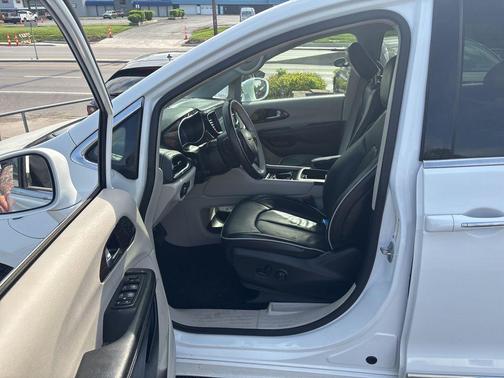 Bright White Clearcoat 2021 Chrysler Pacifica Hybrid Limited