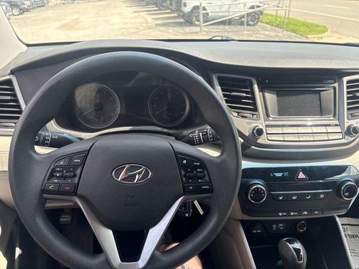 Dazzling White 2016 Hyundai TUCSON SE