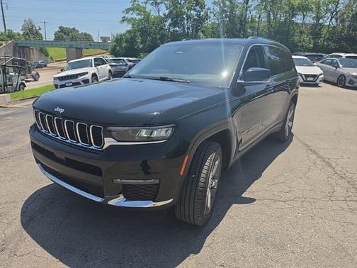 Diamond Black Crystal Pearlcoat 2022 Jeep Grand Cherokee L Limited
