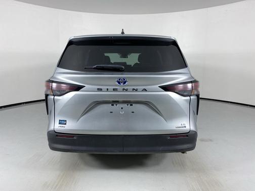 2023 Toyota Sienna LE