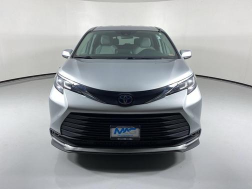 2023 Toyota Sienna LE