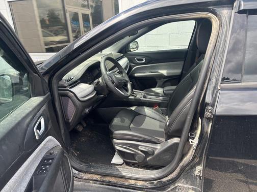 Diamond Black Crystal Pearlcoat 2024 Jeep Compass Latitude