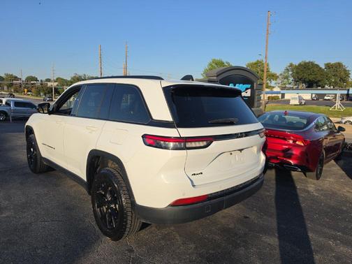 Bright White Clearcoat 2024 Jeep Grand Cherokee Altitude