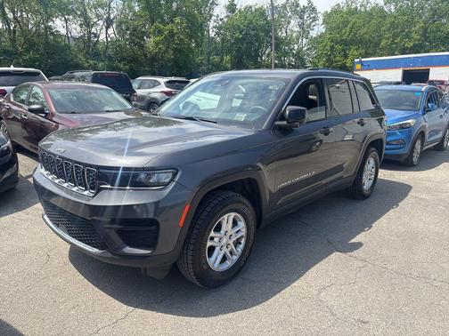 Baltic Gray Metallic Clearcoat 2023 Jeep Grand Cherokee Laredo
