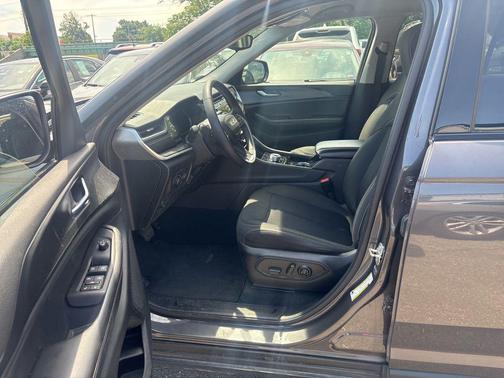 Baltic Gray Metallic Clearcoat 2023 Jeep Grand Cherokee Laredo