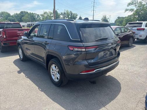 Baltic Gray Metallic Clearcoat 2023 Jeep Grand Cherokee Laredo