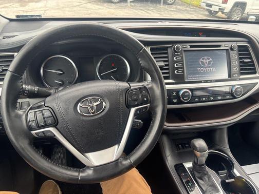 Ooh La La Rouge Mica 2019 Toyota Highlander XLE