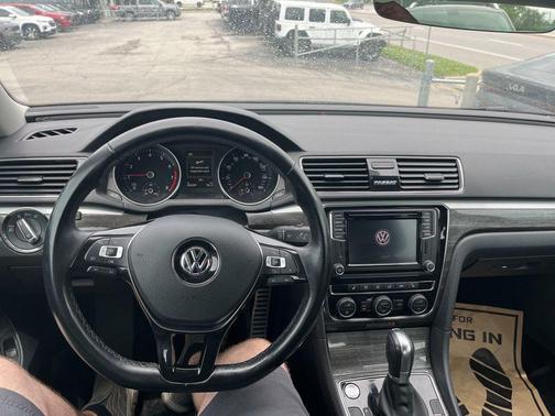 Pearl Metallic 2018 Volkswagen Passat 2.0T SEL Premium