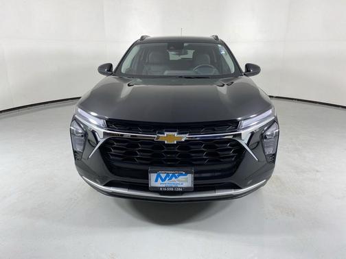 Mosaic Black Metallic 2025 Chevrolet Trax LT