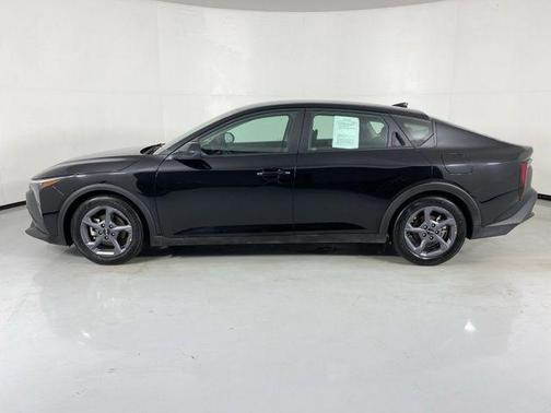 Aurora Black Pearl 2025 Kia K4 LXS