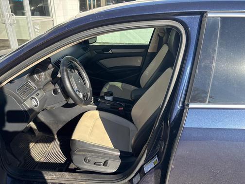 2014 Volkswagen Passat 1.8T Auto SE w/Sunroof & Nav