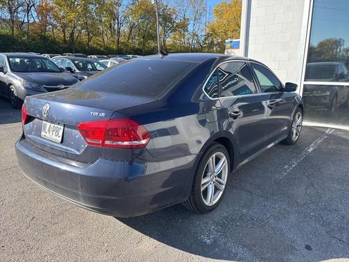 2014 Volkswagen Passat 1.8T Auto SE w/Sunroof & Nav
