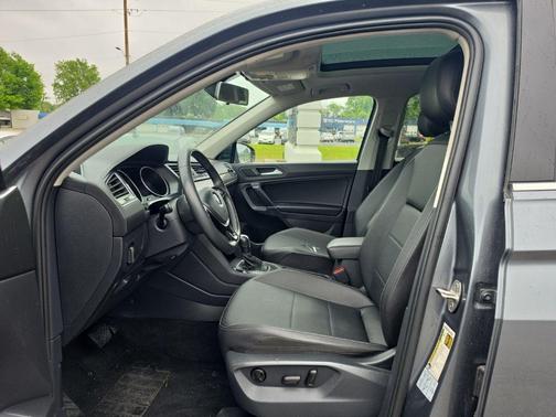 Platinum Gray Metallic 2020 Volkswagen Tiguan 2.0T SE
