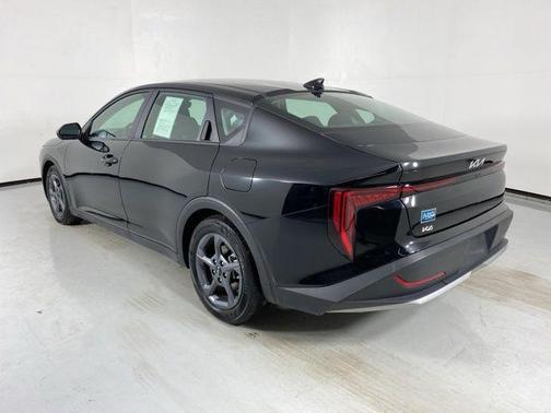 Aurora Black Pearl 2025 Kia K4 LXS