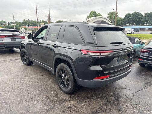 Diamond Black Crystal Pearlcoat 2024 Jeep Grand Cherokee Altitude