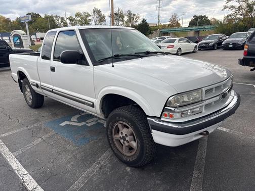 2003 Chevrolet S-10 Base