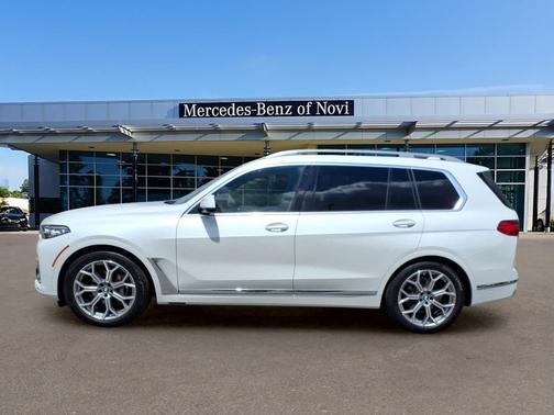 Mineral White Metallic 2021 BMW X7 xDrive40i
