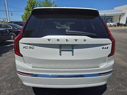 Crystal White Pearl 2025 Volvo XC90 B6 Plus 7-Seater