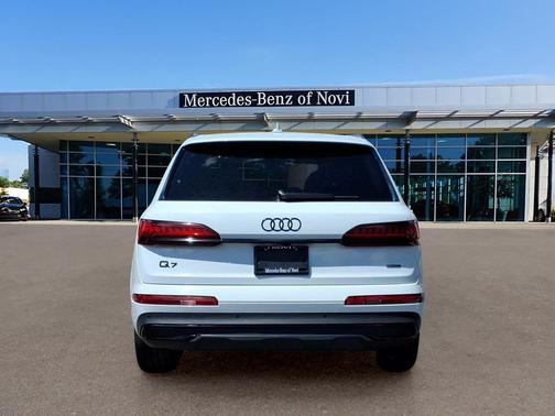 Glacier White Metallic 2023 Audi Q7 55 Premium Plus