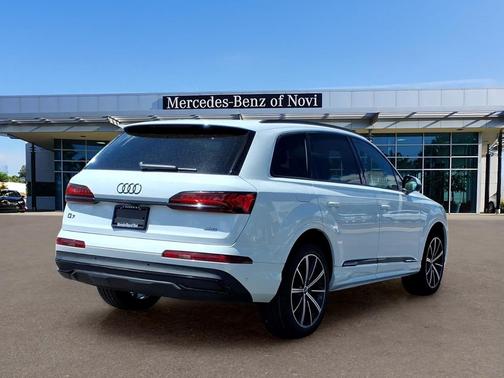 Glacier White Metallic 2023 Audi Q7 55 Premium Plus