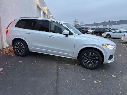 2021 Volvo XC90 T6 Momentum