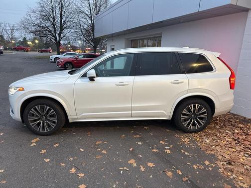 2021 Volvo XC90 T6 Momentum