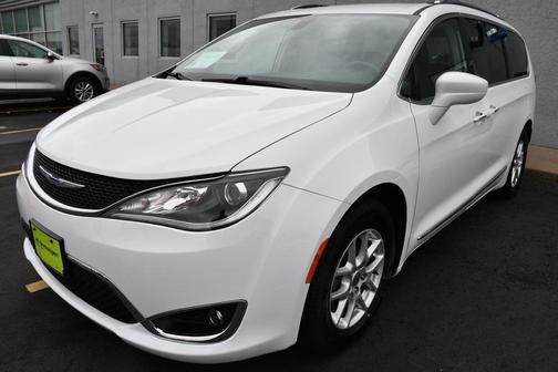 Photo 1 of 32 of 2020 Chrysler Pacifica Touring-L