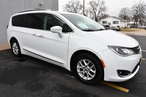 Photo 5 of 32 of 2020 Chrysler Pacifica Touring-L