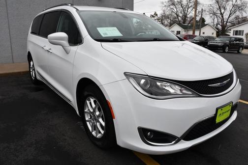 Photo 4 of 32 of 2020 Chrysler Pacifica Touring-L