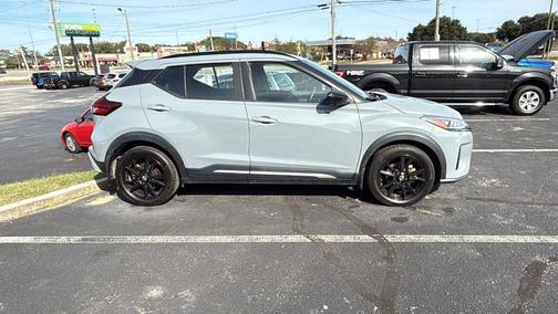 2022 Nissan Kicks SR