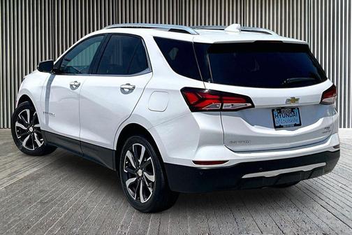 Iridescent Pearl Tricoat 2023 Chevrolet Equinox Premier